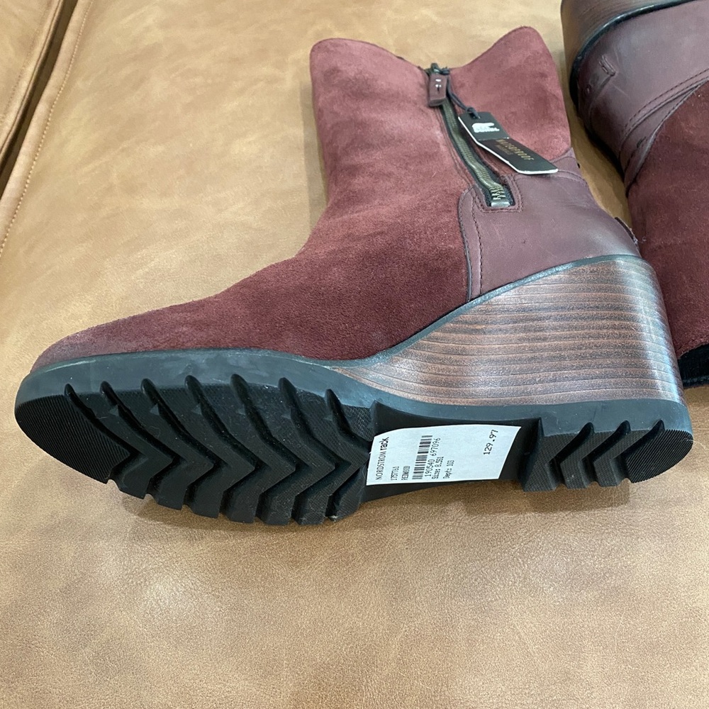 Burgundy sorel boots - Picture 2 of 3